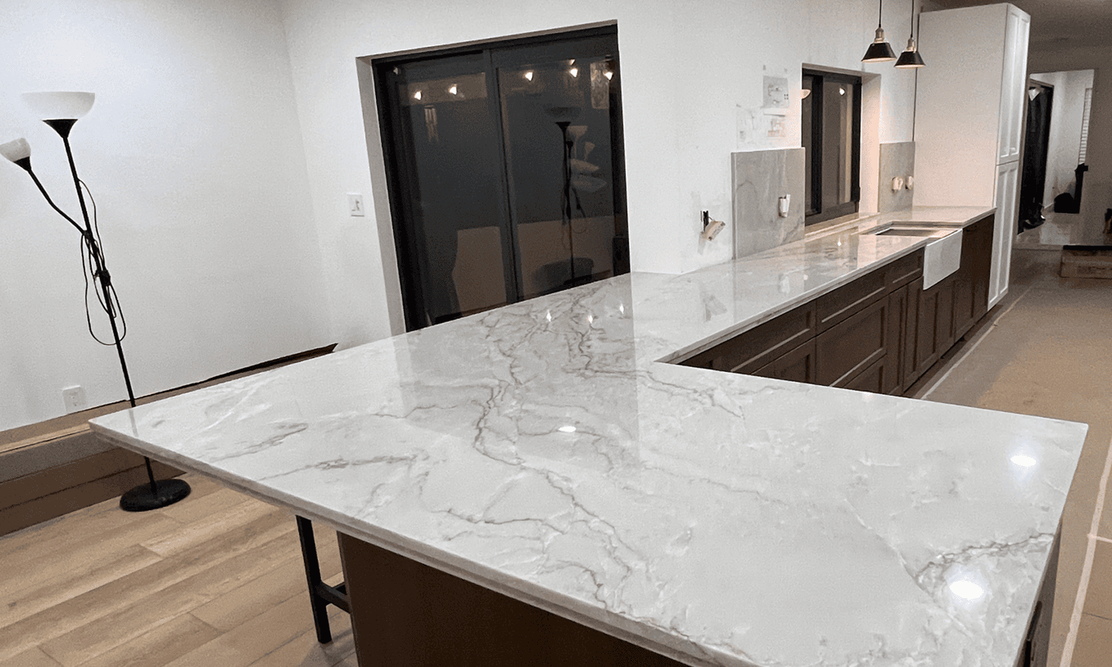 Cocina con isla y encimera